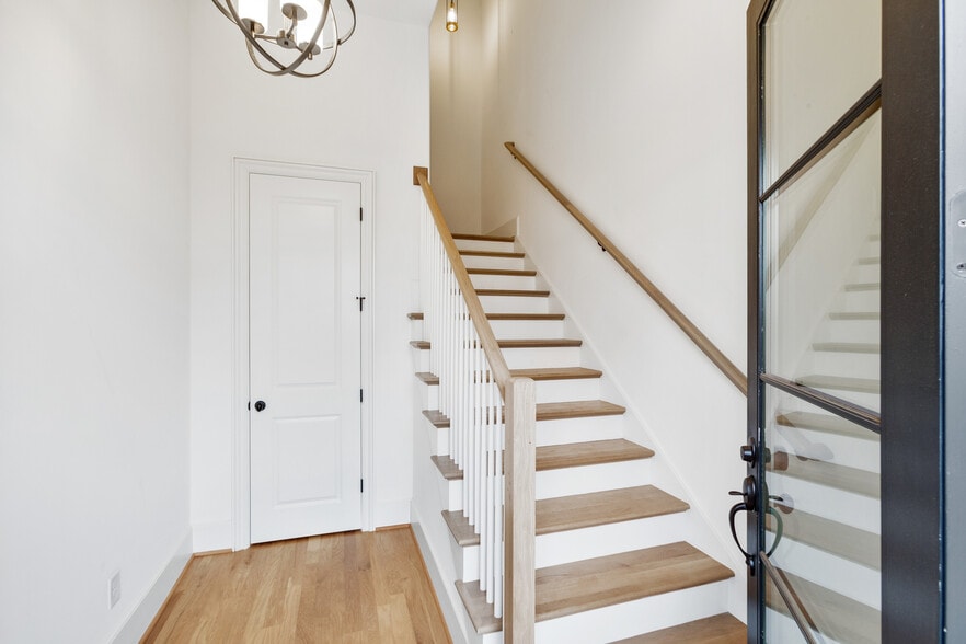 foyer 1 - 688 Exchange St SE