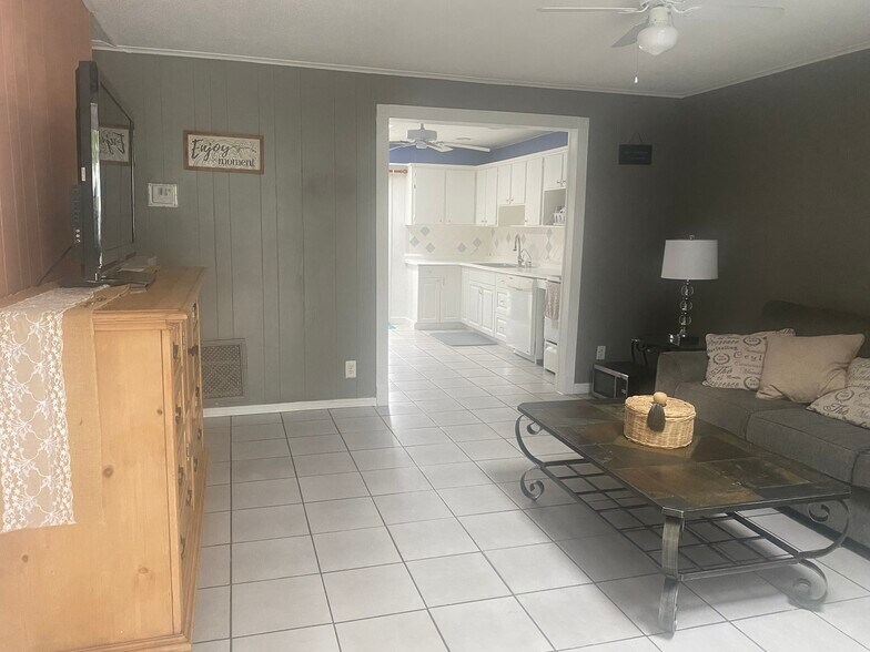 Building Photo - 113 Palamino Cir
