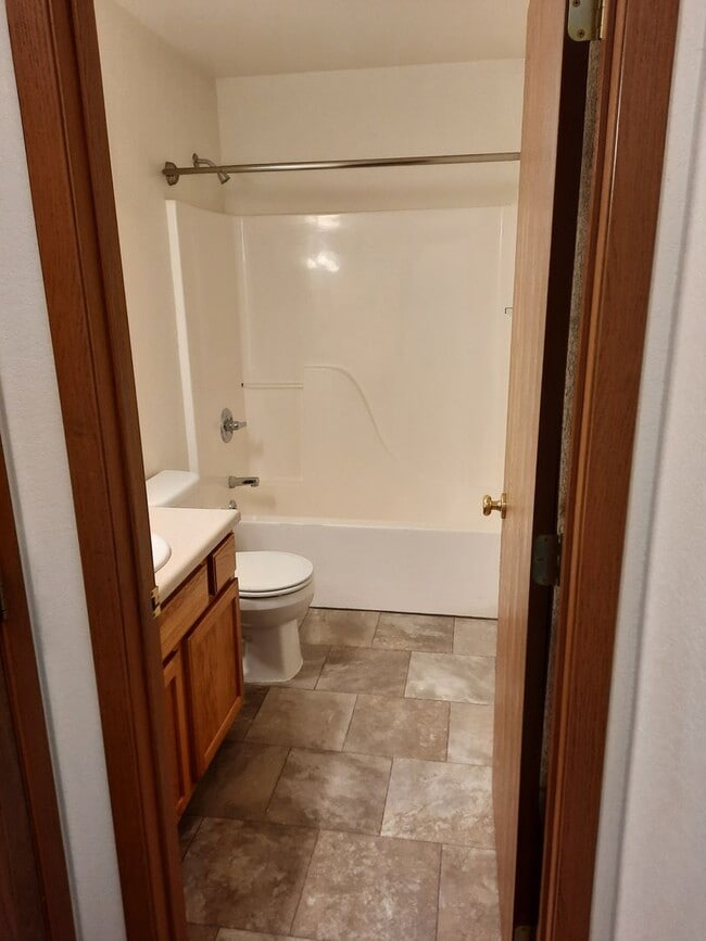 Building Photo - 2 BED | 2 BATH | TOWNHOME | SINGLE GARAGE ...