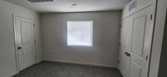 Building Photo - Beautiful 3 Bedroom 2.5 Bathroom Home in E...