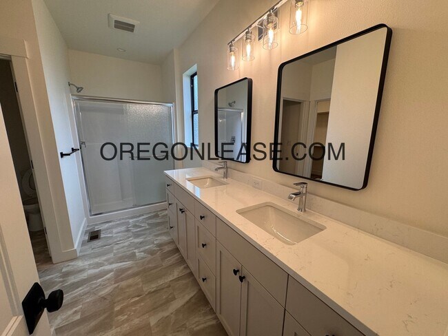 Building Photo - Brand new 3 bedroom 2.5 bath Coburg townhome