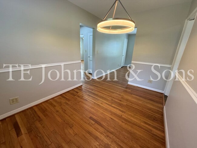 Building Photo - A Great Condo close to Atrium Health and Park