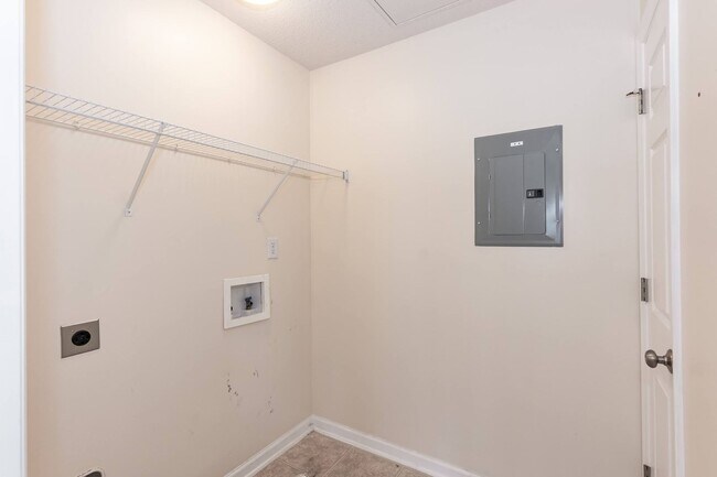 Building Photo - TWO BEDROOM HOME!