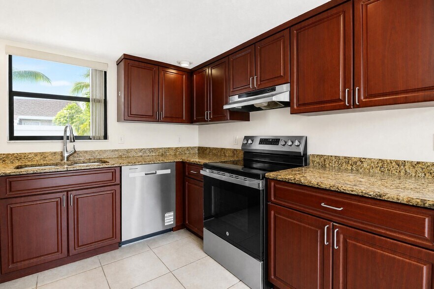 Building Photo - 202 Lakewood Dr