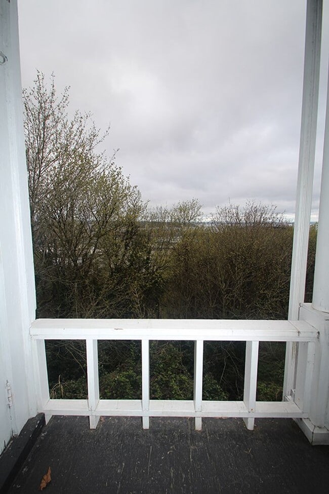 Building Photo - CHARMING 2 BEDROOM TUDOR REVIVAL APARTMENT W/ SOME VIEWS