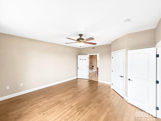 Building Photo - Stunning 2B/2BA Upgraded Condo w/ 2 Parkin...