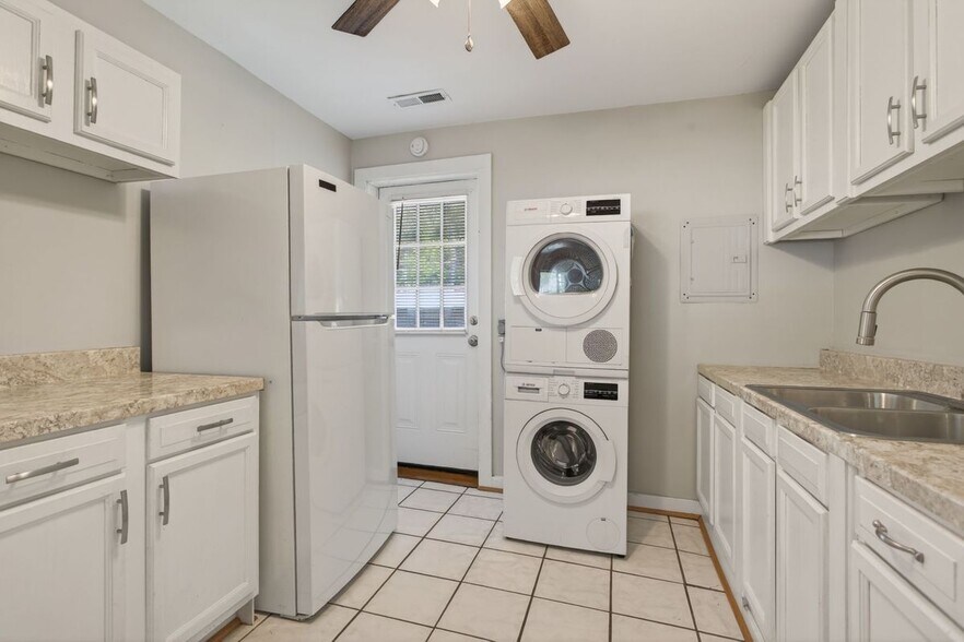 Building Photo - 404 Roselynn Ln
