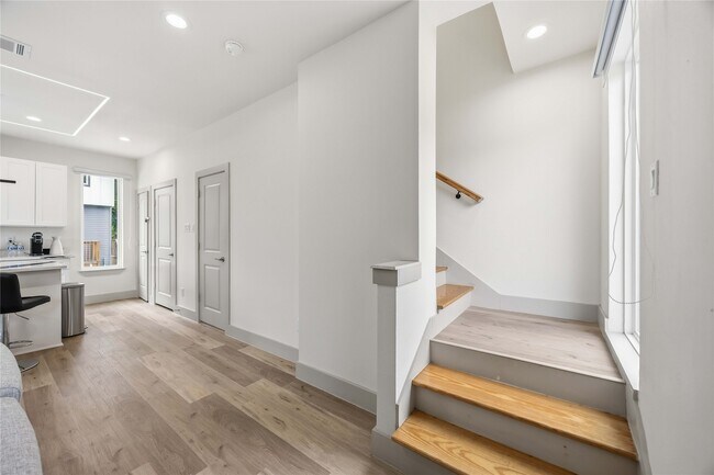 Building Photo - 1907 Hailey St