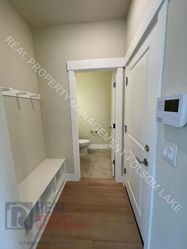 Building Photo - Available Now! 5 Bedroom 4.5 Bath at Russe...