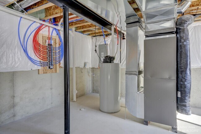 Building Photo - 9480 White Tail Dr