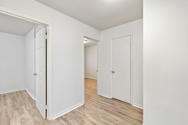 Building Photo - Newly Renovated 5 Bedroom Unit!