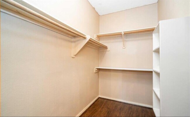 Building Photo - 626 Clarenda Falls Dr