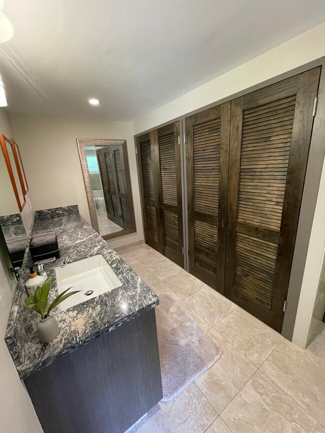 Building Photo - 456 Portlock Rd