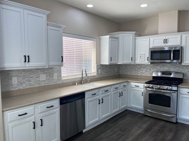 Building Photo - Wonderful 4-Bedroom Home with Loft & Den i...