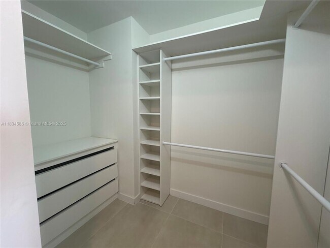 Building Photo - 1717 N Bayshore Dr