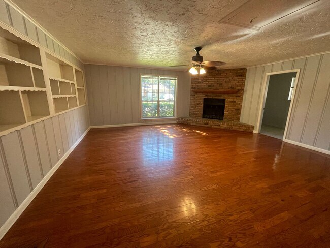 Building Photo - Large 4 Bedroom Home in Southern Hills