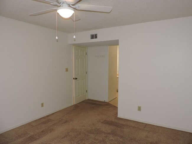 Building Photo - Convenient to schools, beaches, & shopping