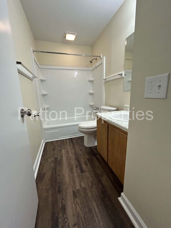 Building Photo - 13-14 Ashleys Place - Outside CoC - R19205...