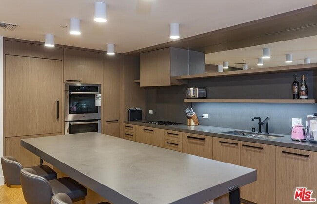 Building Photo - 10777 Wilshire Blvd