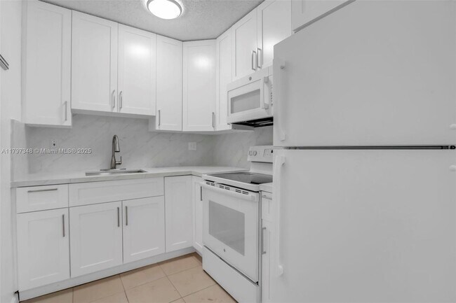 Building Photo - 4590 SW 67th Ave