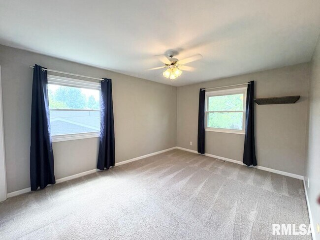 Building Photo - 6891 N Fox Point Dr