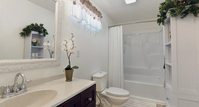 Building Photo - 3 BED 1 BATH COUNTRY SETTING HOME WITH BONUS ROOM