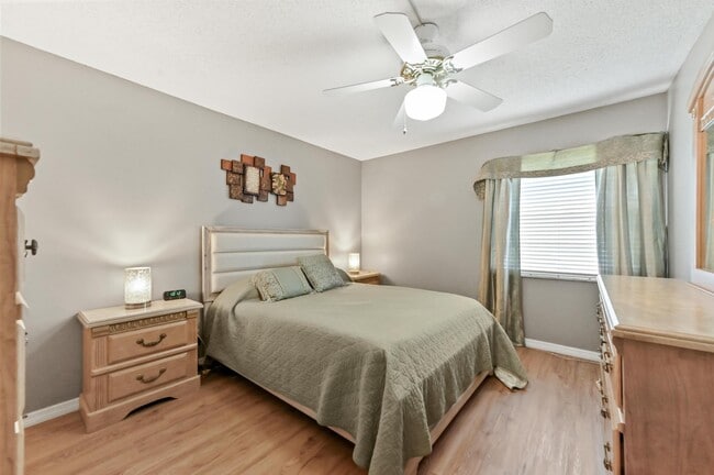 Building Photo - 302 Capri Dr