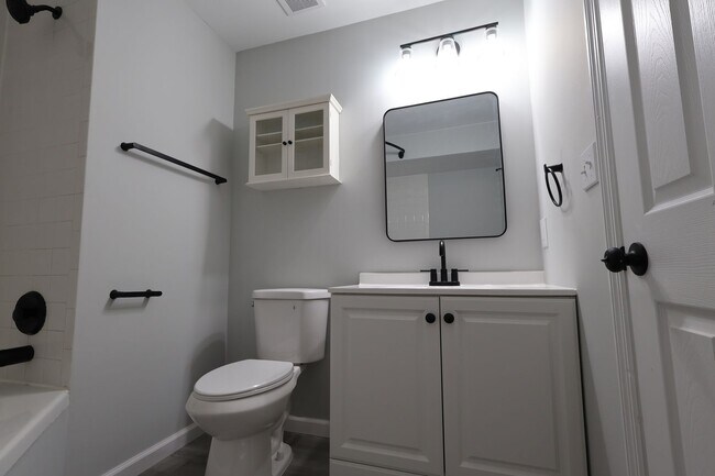 Building Photo - Beautiful 3 Bed 2.5 Bath w/2 Car Oversized Garage