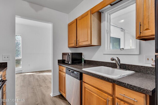 Building Photo - 166 E Holly Ln