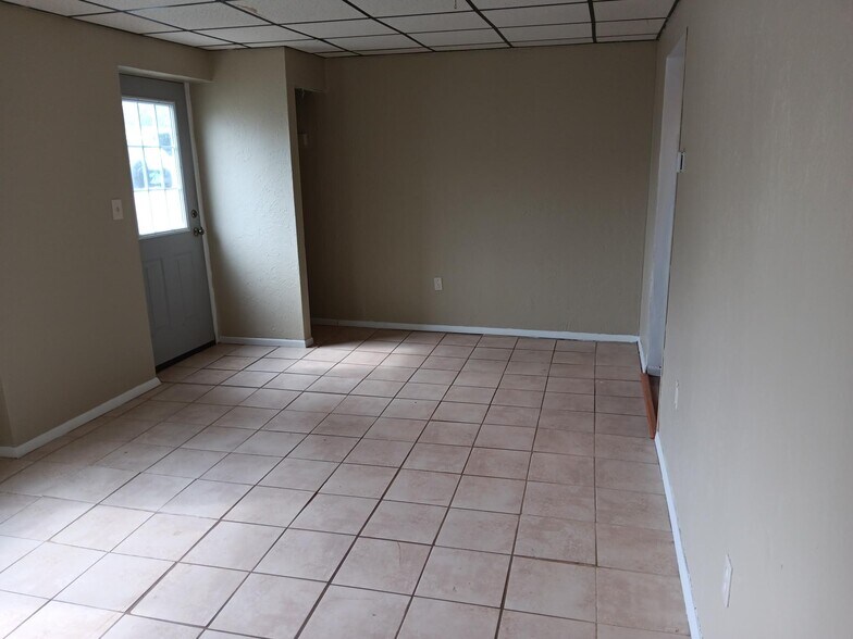 Building Photo - 1322 W Main St