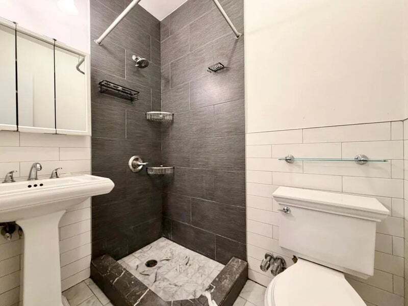 Building Photo - Furnished room/NOT APARTMENT