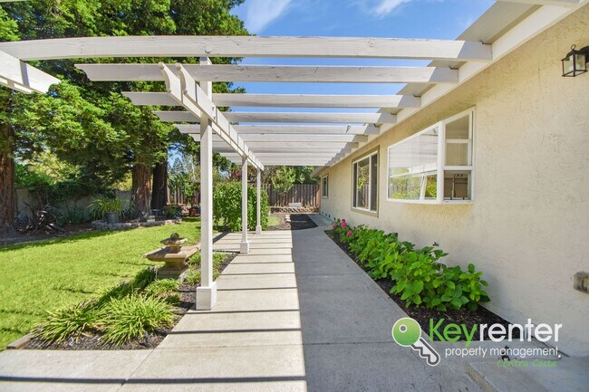 Building Photo - Beautiful 4 Bed / 3 Bath Bollinger Hills Home with Gorgeous Remodeled Kitchen!