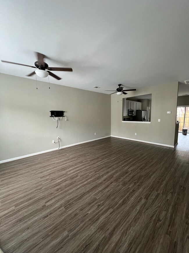 Building Photo - 105 Bumble Cir