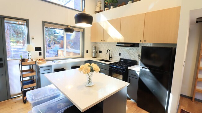 Building Photo - ! Bed 1 Bath Tiny Home