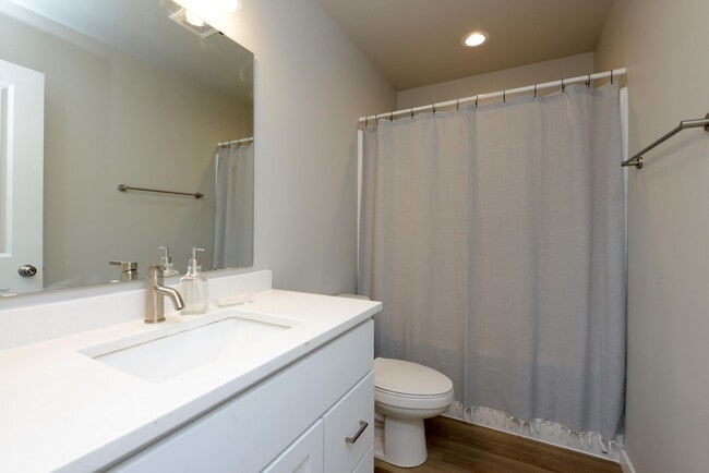 Building Photo - 1223 Jill Dr W