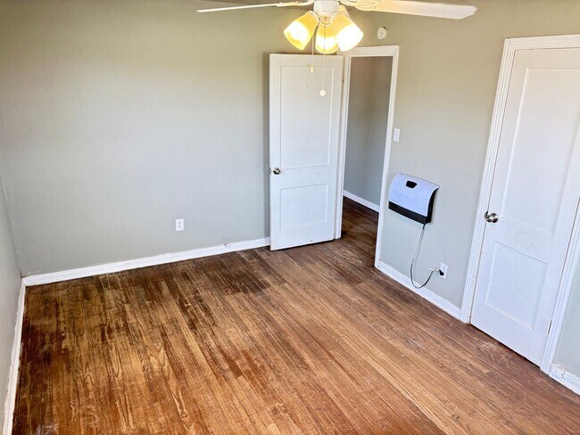 Building Photo - 2bed/1 Bath - Available May