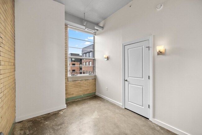 Building Photo - 701 Lamont St NW