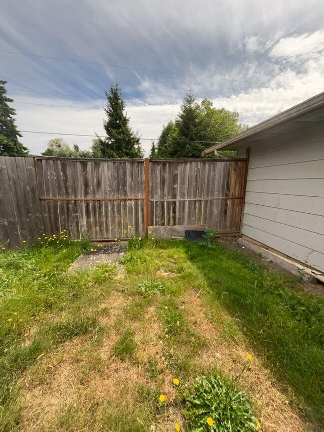 Building Photo - 2521 Yew St