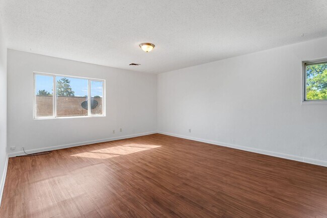 Building Photo - 4BR w/ Driveway Parking near Denver Zoo & City Park