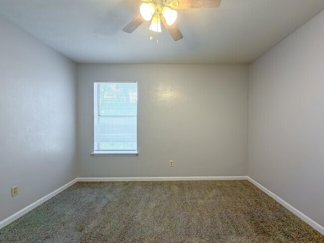 Building Photo - 2334 Sylvan Ct