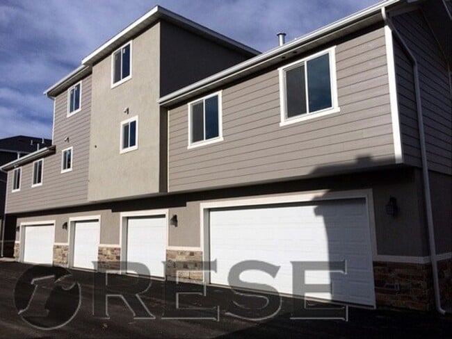 Building Photo - Beautiful 2 Story Townhome in Vineyard w/ ...