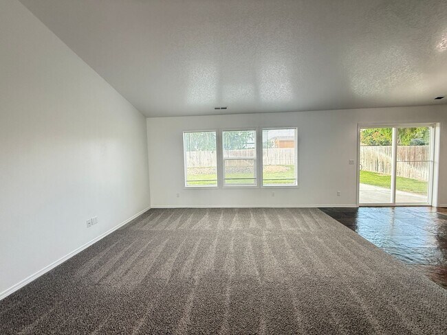 Building Photo - 3 bed, 2 bath- Kennewick Location!