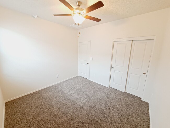 Building Photo - Beautiful 3 Bedroom 2 Bathroom located in Huning Ranch