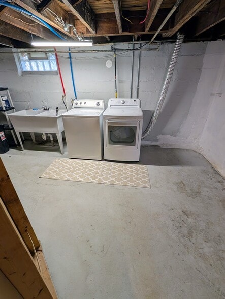 Laundry & Sink - 412 University Ave