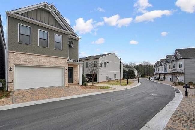 Building Photo - 123 Village Green Ave