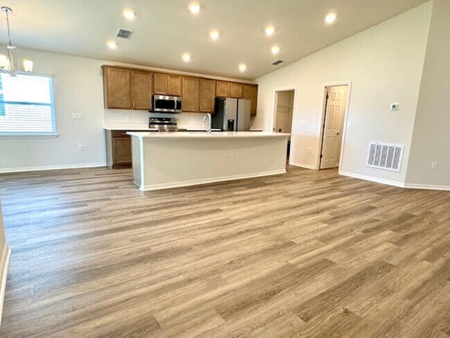 Building Photo - 4 Bedroom 2 Bathroom House for Rent in Ast...