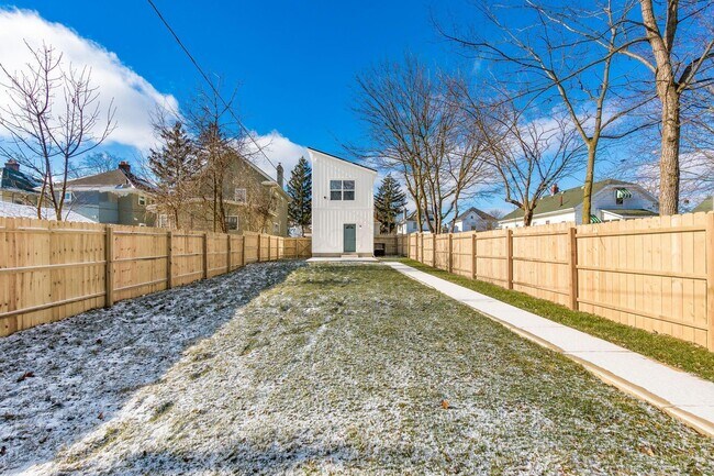 Building Photo - 172 Whitethorne Ave