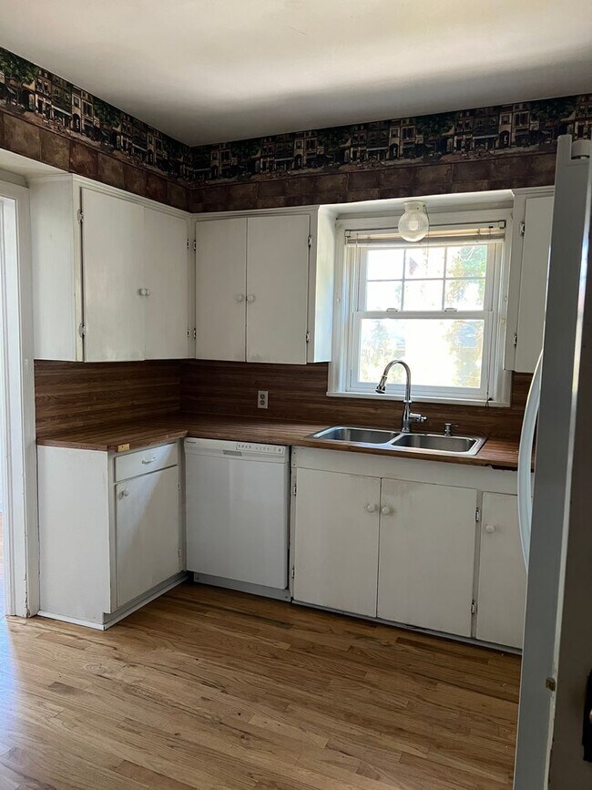 Building Photo - Charming 5 Bed, 2 bath home in the heart of Rexburg with detached 3 CAR GARAGE!!!!