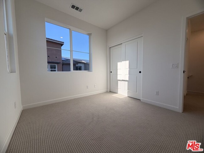 Building Photo - 240 Abacus Ave