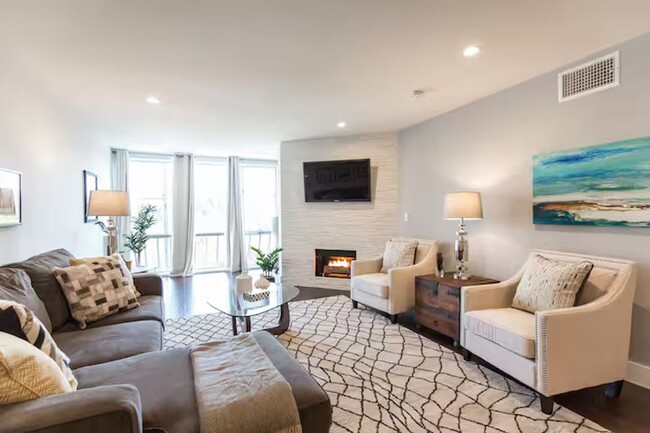 Building Photo - Remodeled 2 Bed / 2 Bath Condo – Valley Vi...